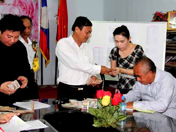 Overseas Vietnamese in Laos support small traders in Thongkhankham market